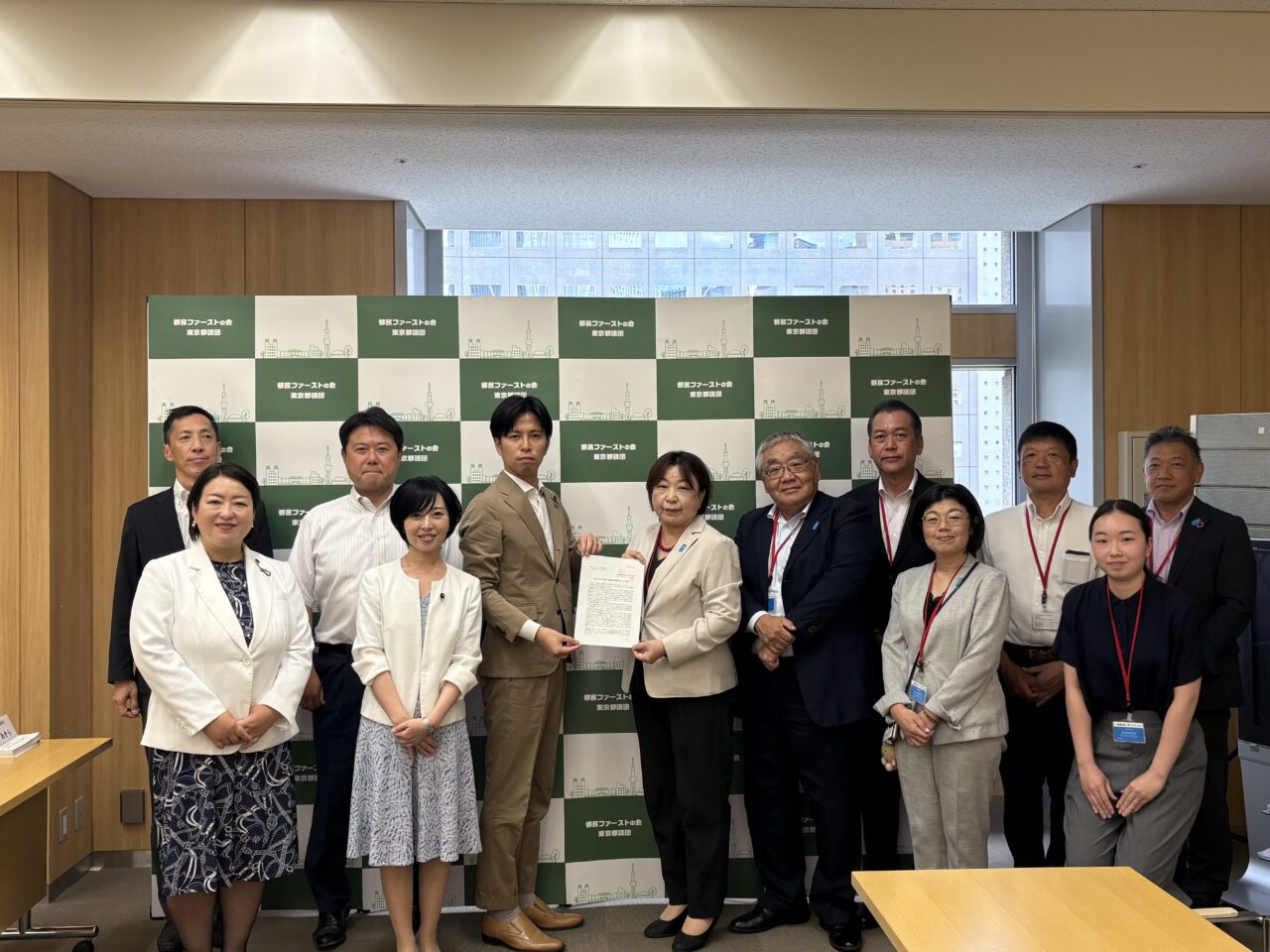 都民ファーストの会東京都議団のおじま幹事長へ要請書を手交
